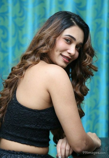 Jenifer Emmanuel pretty star photos