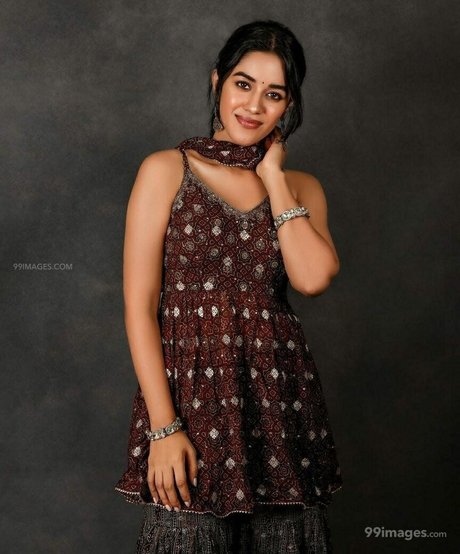 Mirnalini Ravi hd actress img