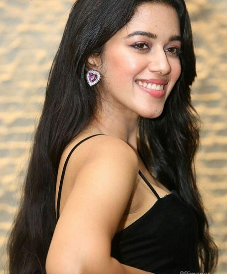 Mirnalini Ravi porn model archive
