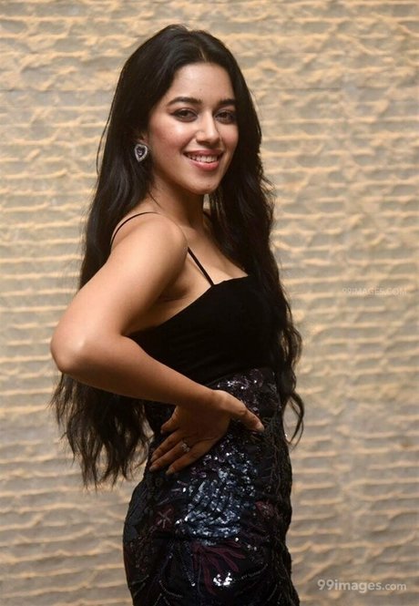 Mirnalini Ravi model nice pictures