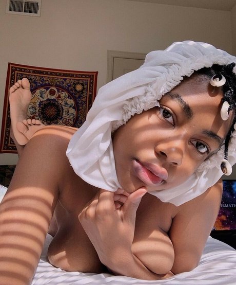 sapiosuccubust naked model photo