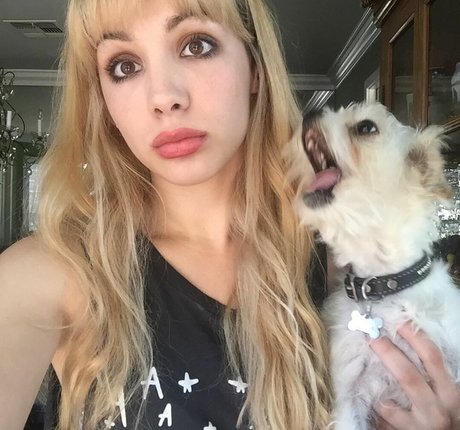 Hannah Marks star hd photos