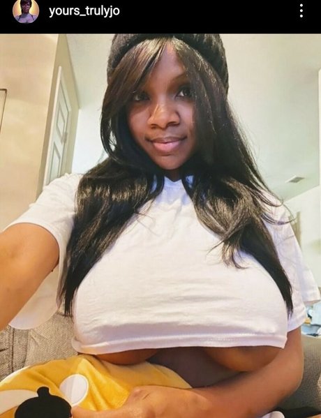 lesbian kissing onlyfans free sexy pics