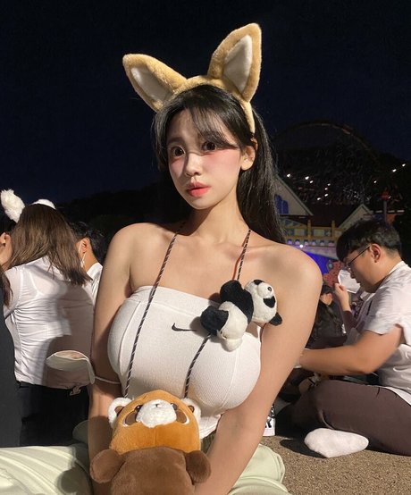 h___xee adult model photo