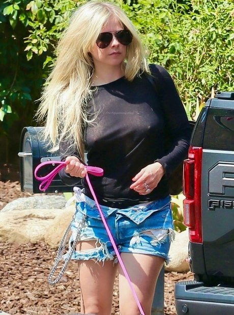 Avril Levigne nude model images