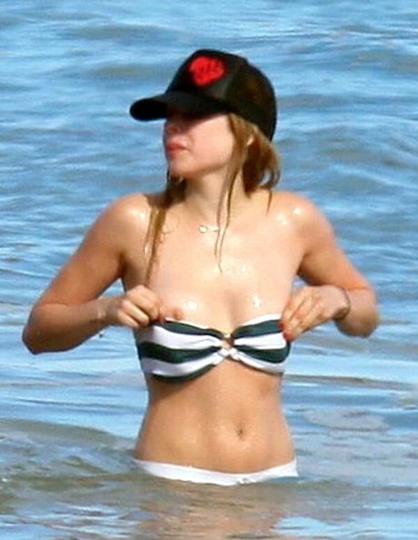 Avril Levigne naked star photos