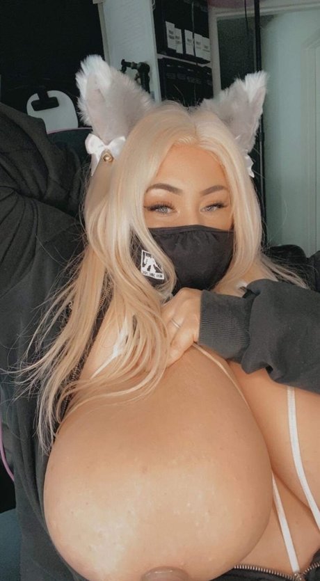 Keakus model nude pic