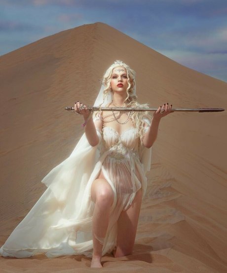 Emma Karla Peet star erotic pic