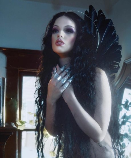 Emma Karla Peet model naked picture