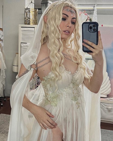 Emma Karla Peet model hd image