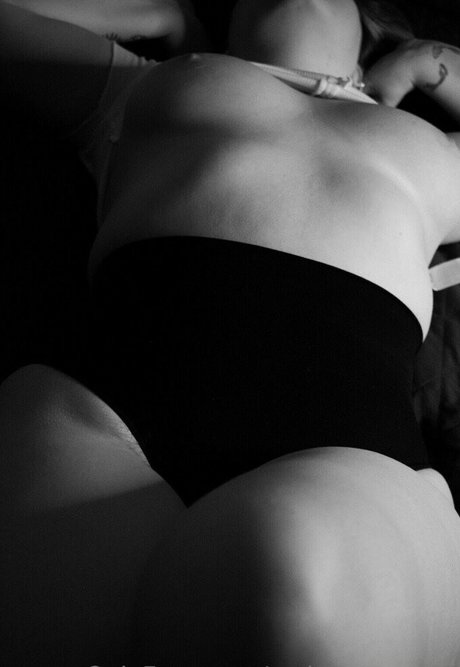 Mckenna Grant art model picture