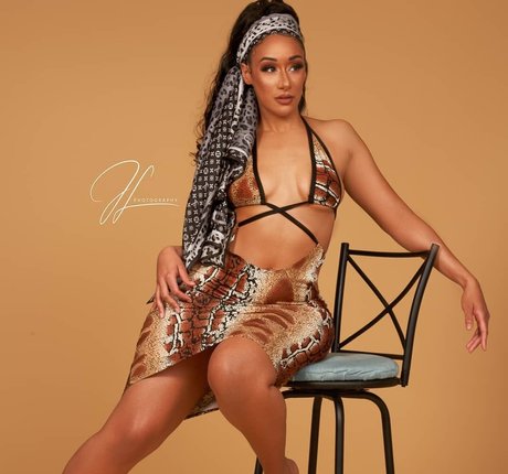 Cleo Cakes star sexy pics