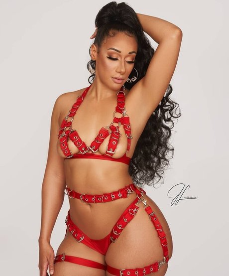 Cleo Cakes adult model pic