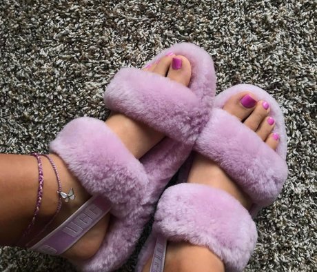 HerAthleteFeet model pretty photo