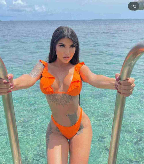 Alanamaxxine model erotic photo