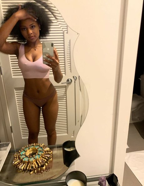 Saffronnn adult model photos