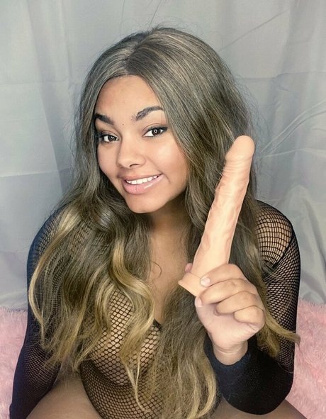 Leah Layne naked actress image