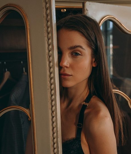 Pauline Schuller exclusive star photo