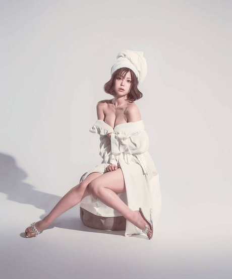 momo burlesque star exclusive galleries