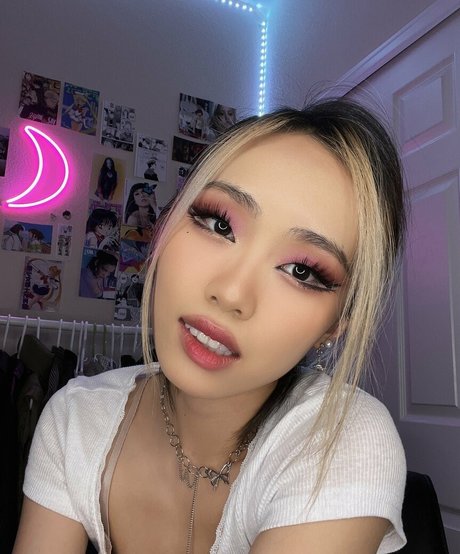 Chael dot model hot photo