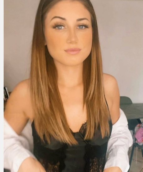 April Ro model pornographic pics