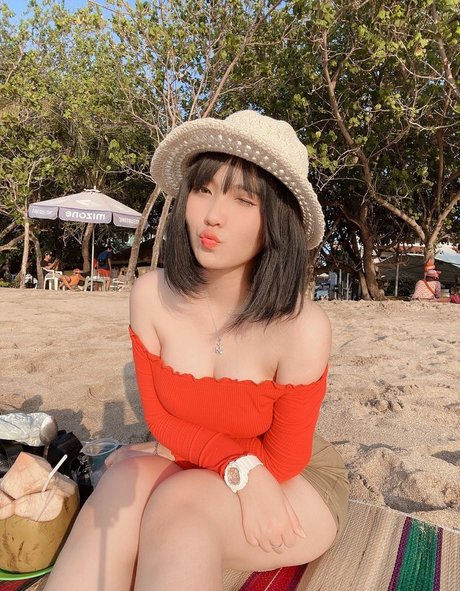 azulacan model beautiful photos