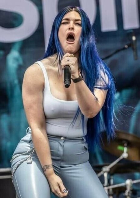 WomenMetal Quick model image