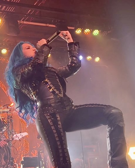 WomenMetal naked actress archive