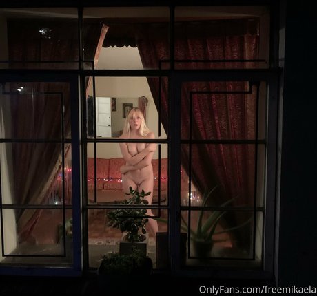 Freemikaela model top picture