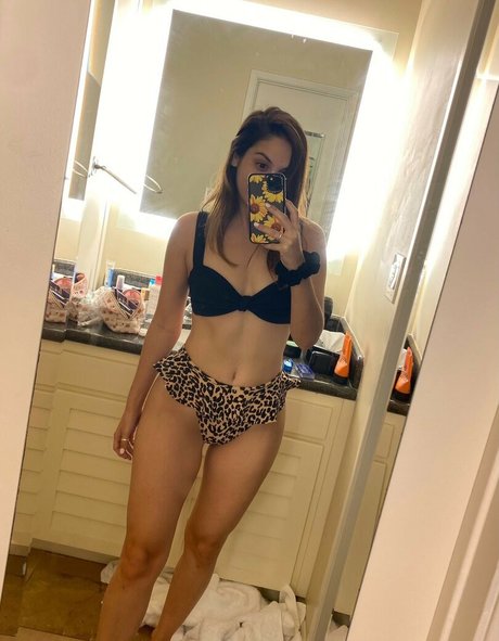 Sloane Skipper Wolf nude model pic