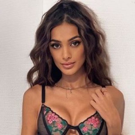 Maissane model porn galleries