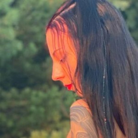 Maskentraegerin model hot pictures