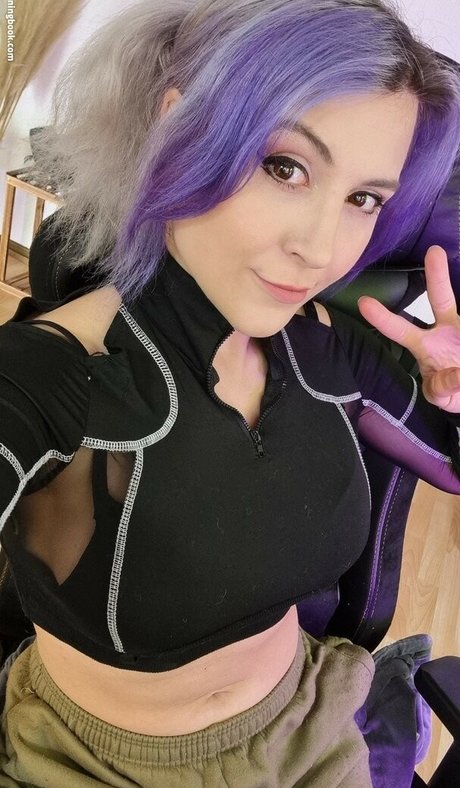 freewaifu nude model pic