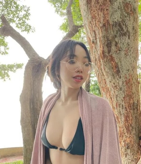 Goldenbee erotic pornstar picture