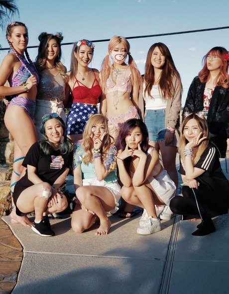 Yvonneflinetv erotic model picture