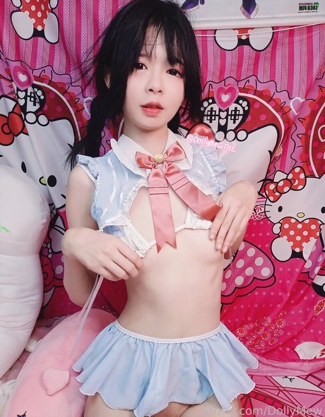 DollyMew model naked picture