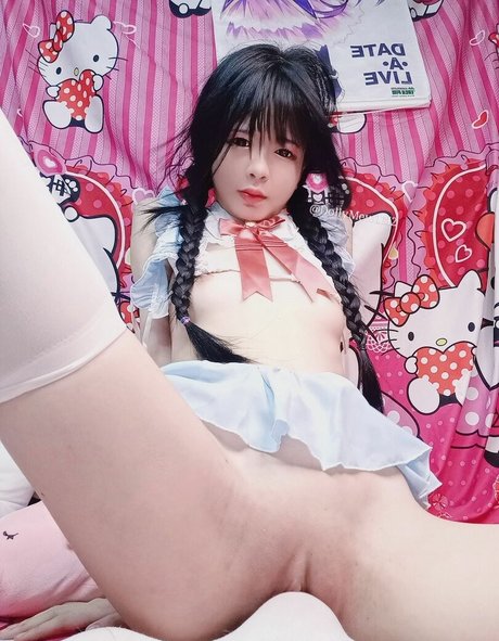 DollyMew model naked pictures