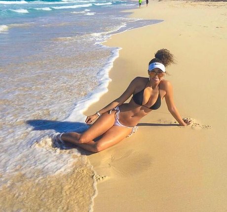 Alysse Joyner naked star photo