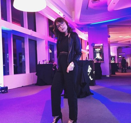 Sarah Carlos model pornographic photos