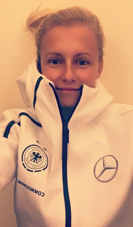 Julia Simic model perfect pictures