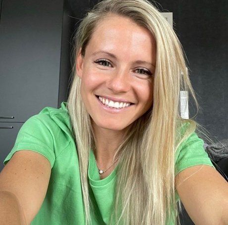 Julia Simic hd actress pictures