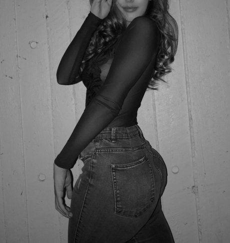 tonaughty21 art model pic