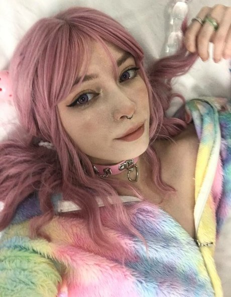 Ewa Green high quality model image