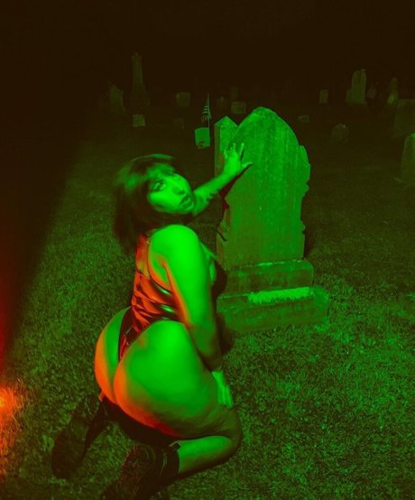 Doomvana pretty model image