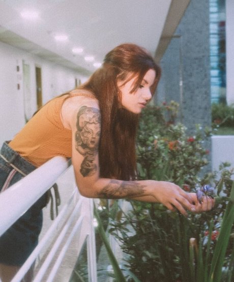 Jessie Cardim model sexy photos