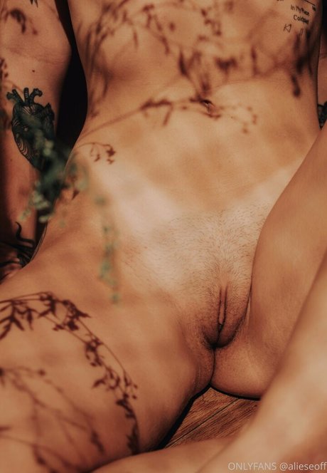 Aliesealieseoff sexy model pics