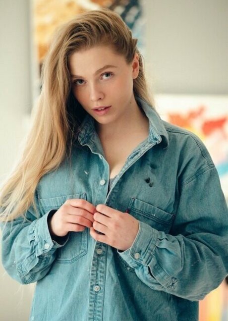 SiriSirililia adult model picture