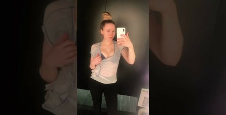 SiriSirililia hd star photos