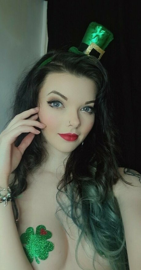 Ljaphra model nude image