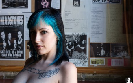 Clea SG erotic model pic